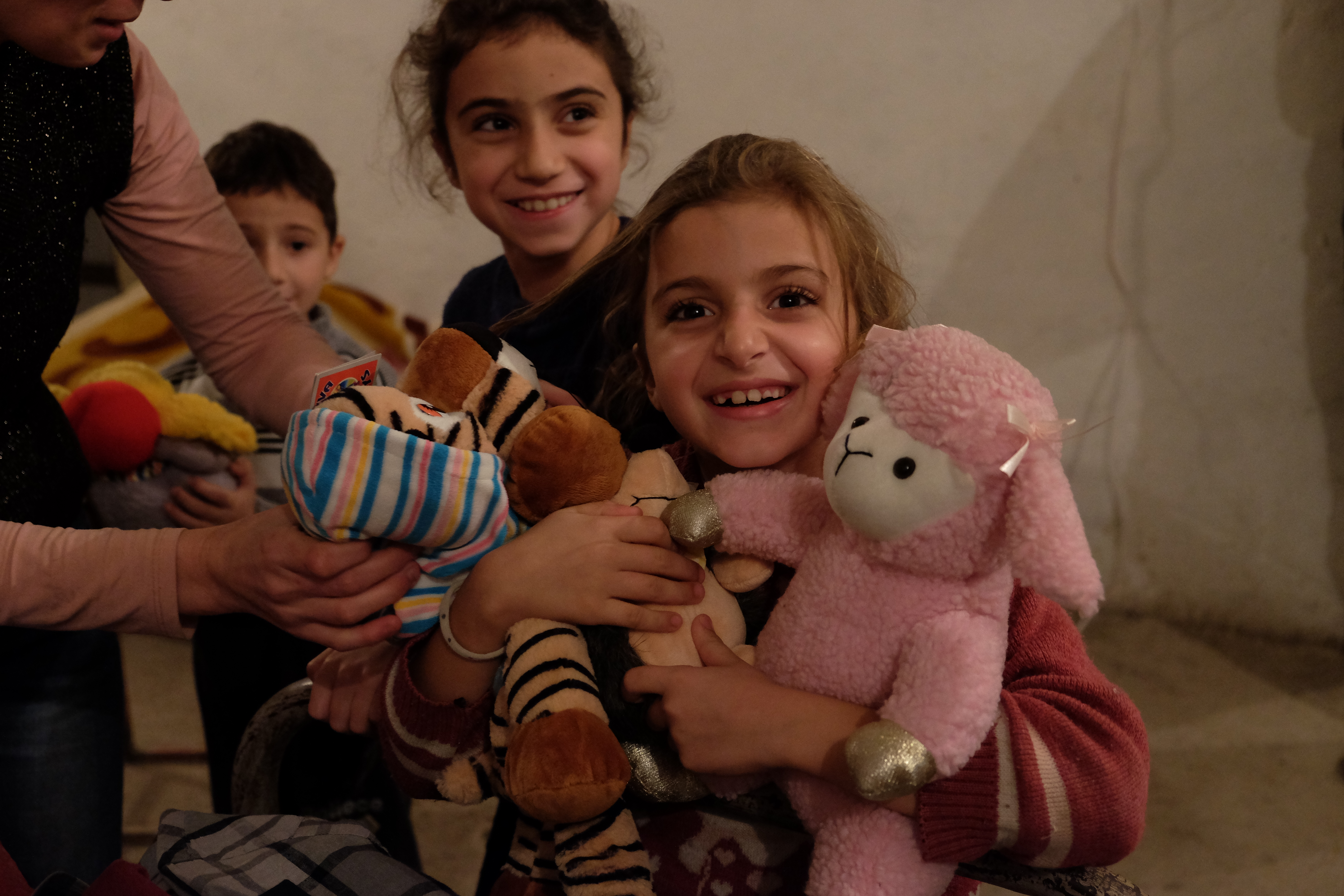 Crianças recebendo brinquedos em ação solidária ligada ao projeto