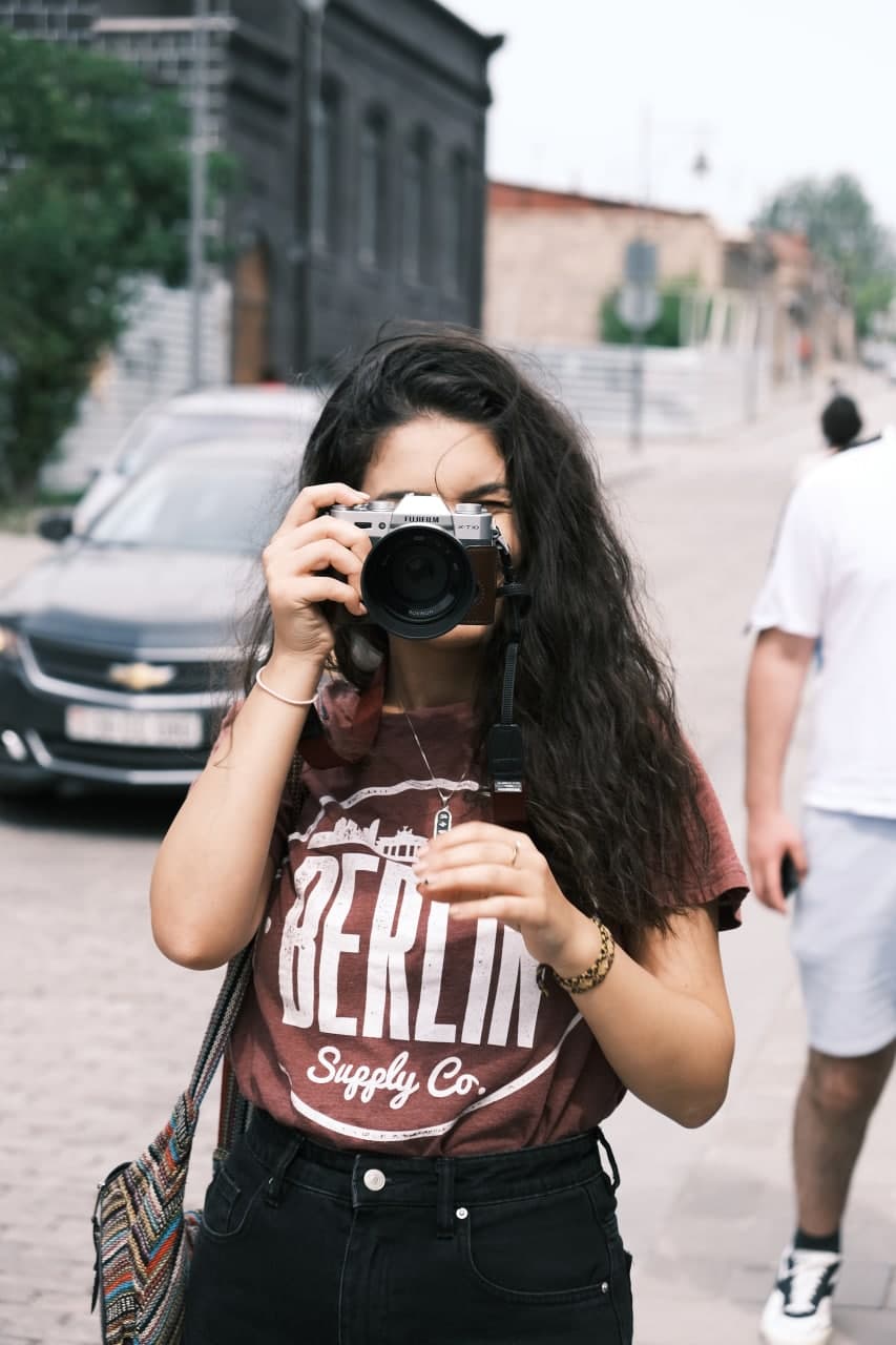 Fotógrafa com câmera — registro do acervo Projeto Artsakh