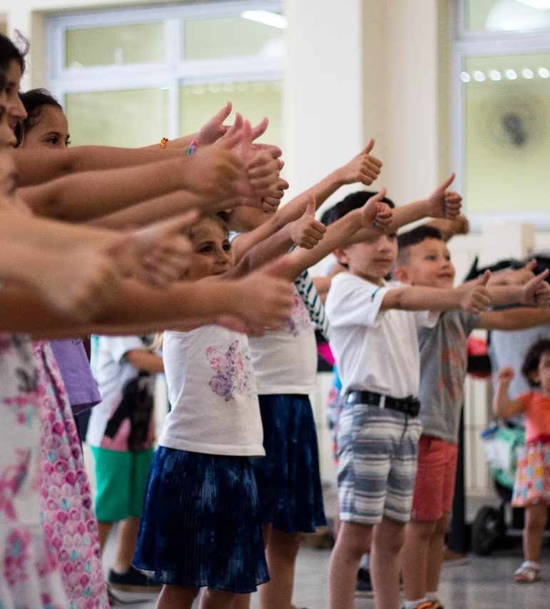 Crianças em atividade integrativa do projeto